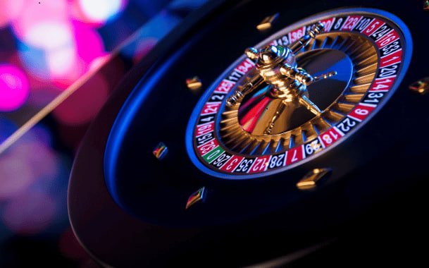 Tampilan live streaming table Infinite Blackjack dengan dealer profesional